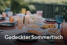 Gedeckter Sommertisch
