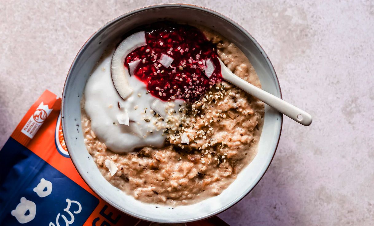 Fruchtige Kokosnuss Bowl mit heißen Beeren