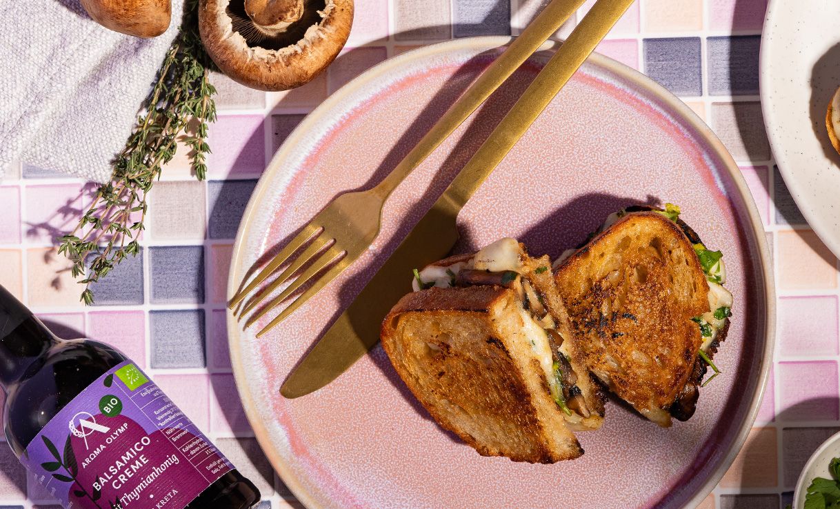 Grilled Cheese mit Büffelmozzarella, Pilzen & Bio Balsamico Creme mit Thymianhonig