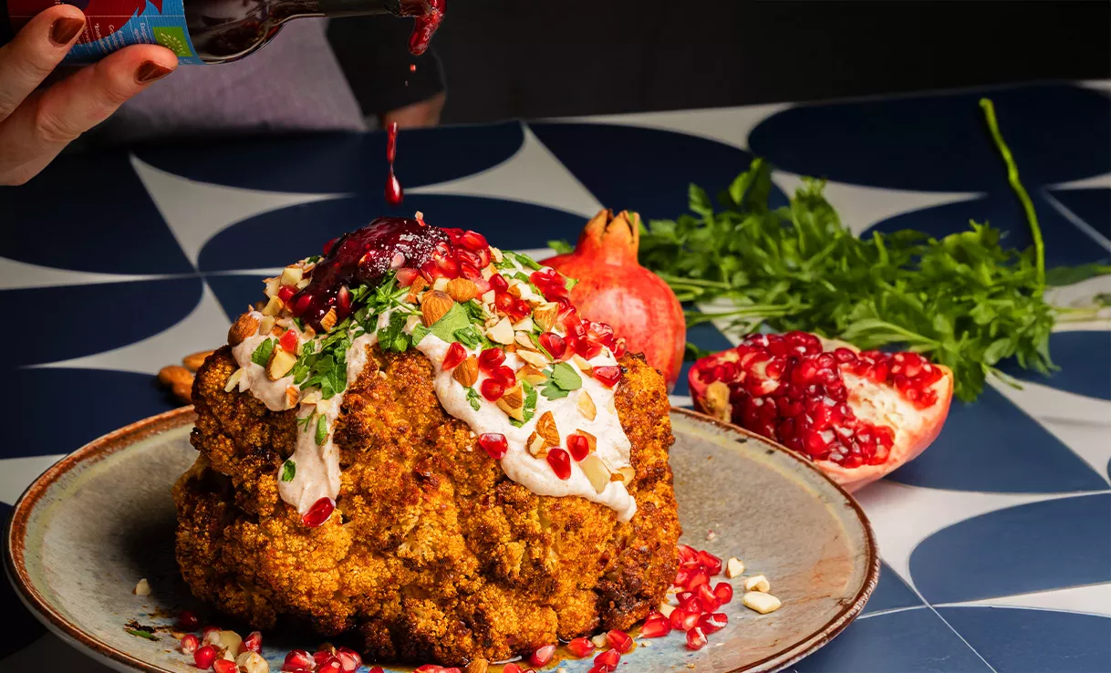 Gerösteter Harissa-Blumenkohl mit Cashew-Creme