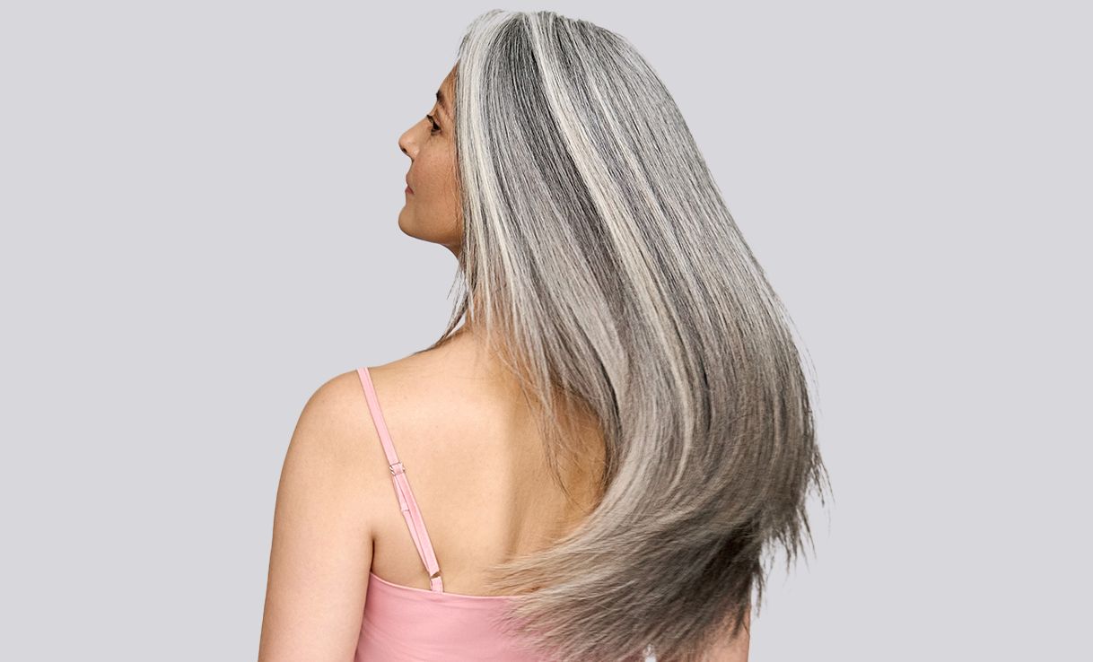 Frau mit langem, grauen Haar