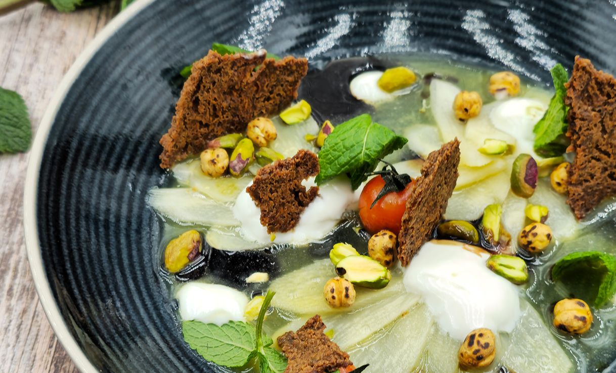 Spargel-Pistazien-Carpaccio mit Joghurt & gepufften Kichererbsen