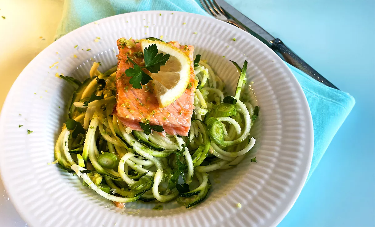 Zucchininudeln mit Lachs