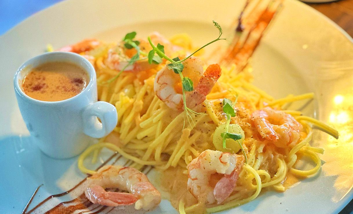 Pasta mit Hummersoße und Gambas