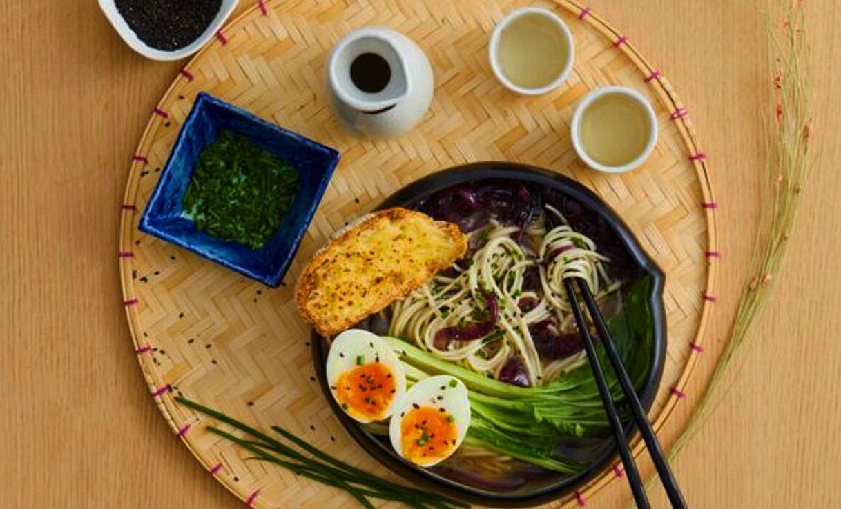Japanische Ramen mit Zwiebeln und französischem Baguette