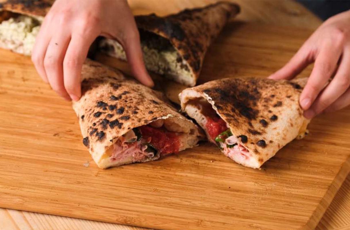 Calzone in zwei Hälften geschnitten