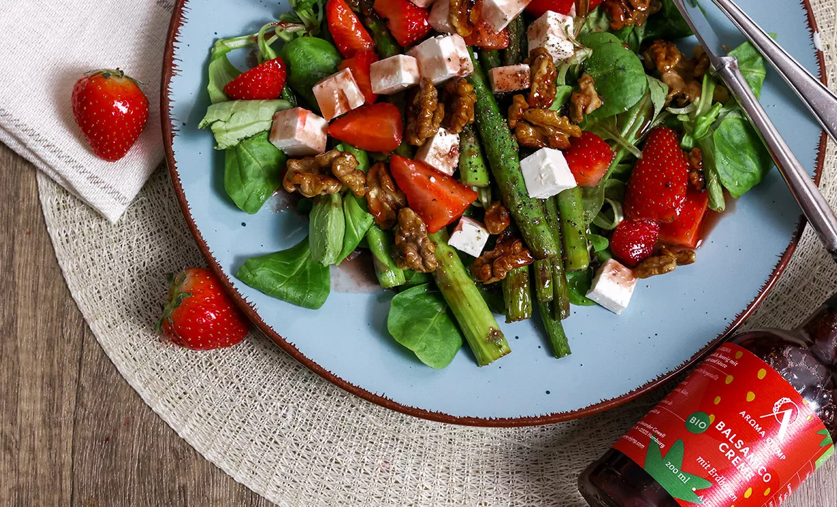 Salat mit Erdbeeren und Spargel