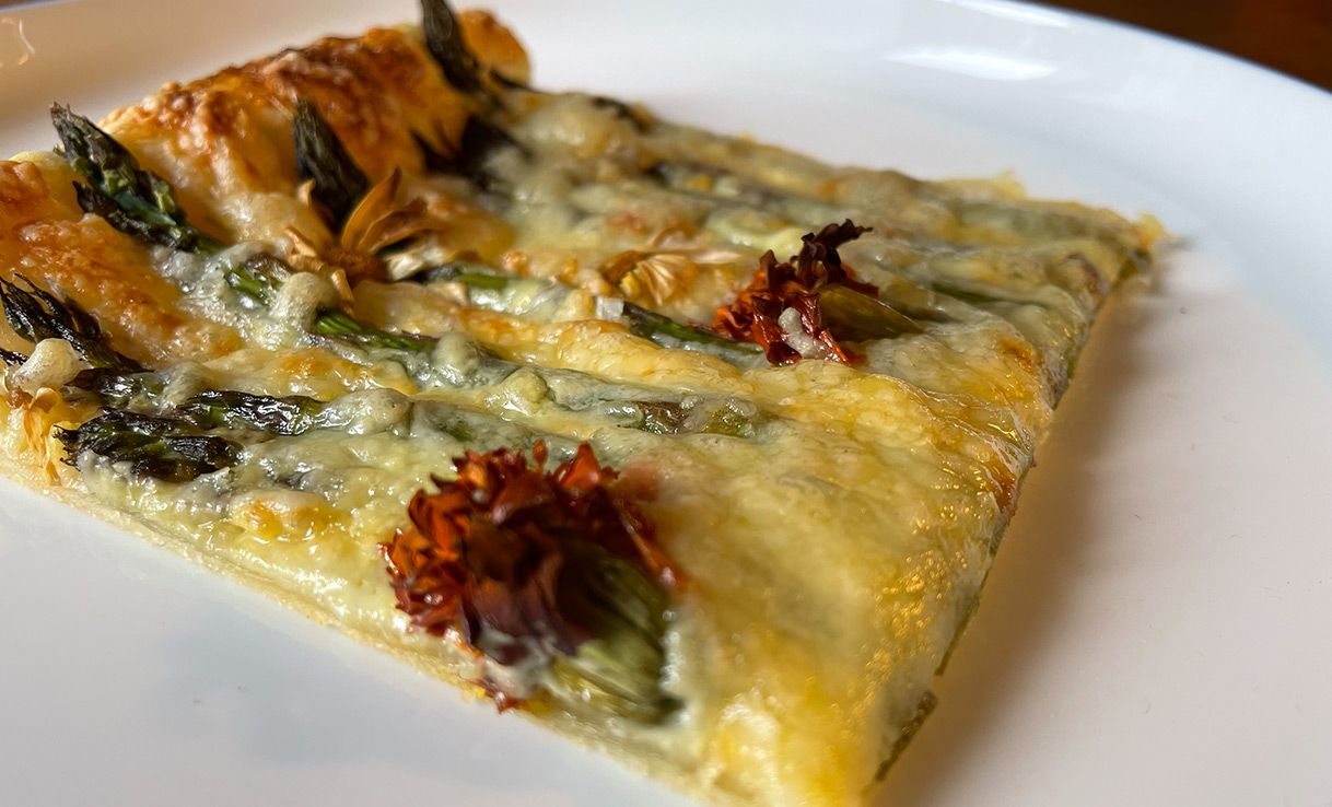 Tarte aus Blätterteig mit grünem Spargel