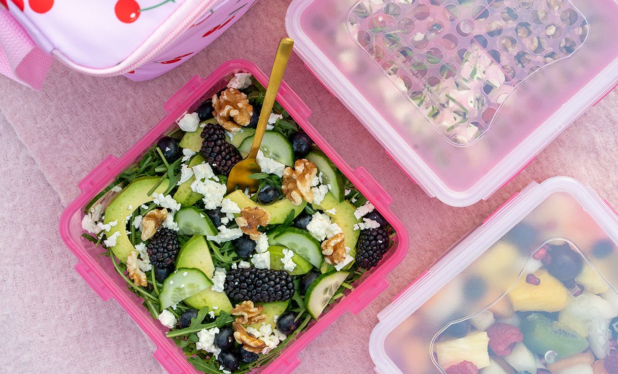 Salat mit Blaubeeren, Avocado und Rucola