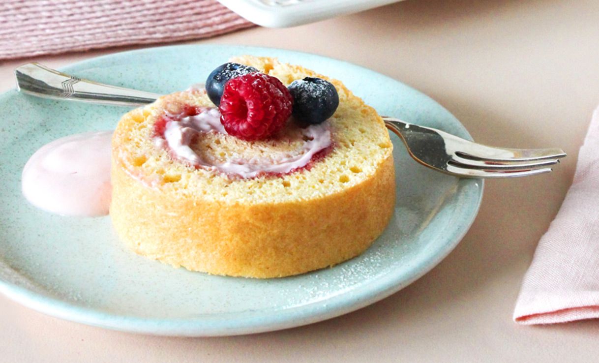 Biskuitrolle mit Beeren und Joghurt