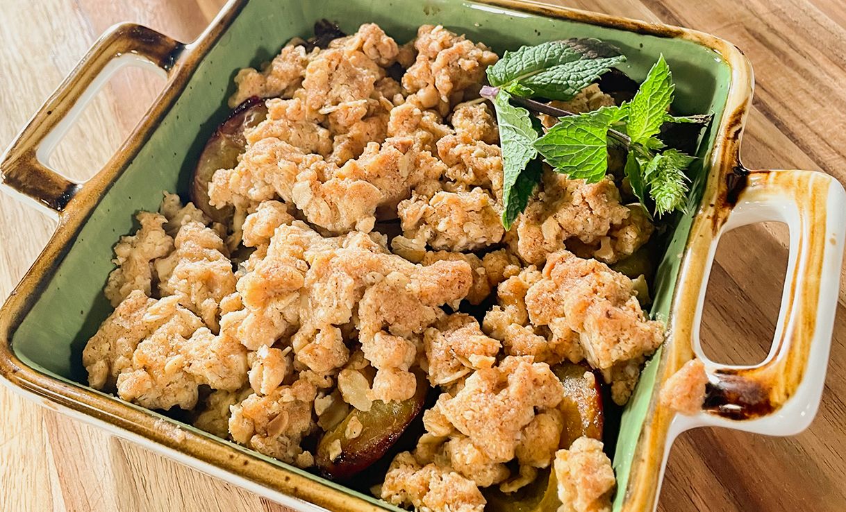 Zwetschgen-Crumble in viereckiger Backschale 