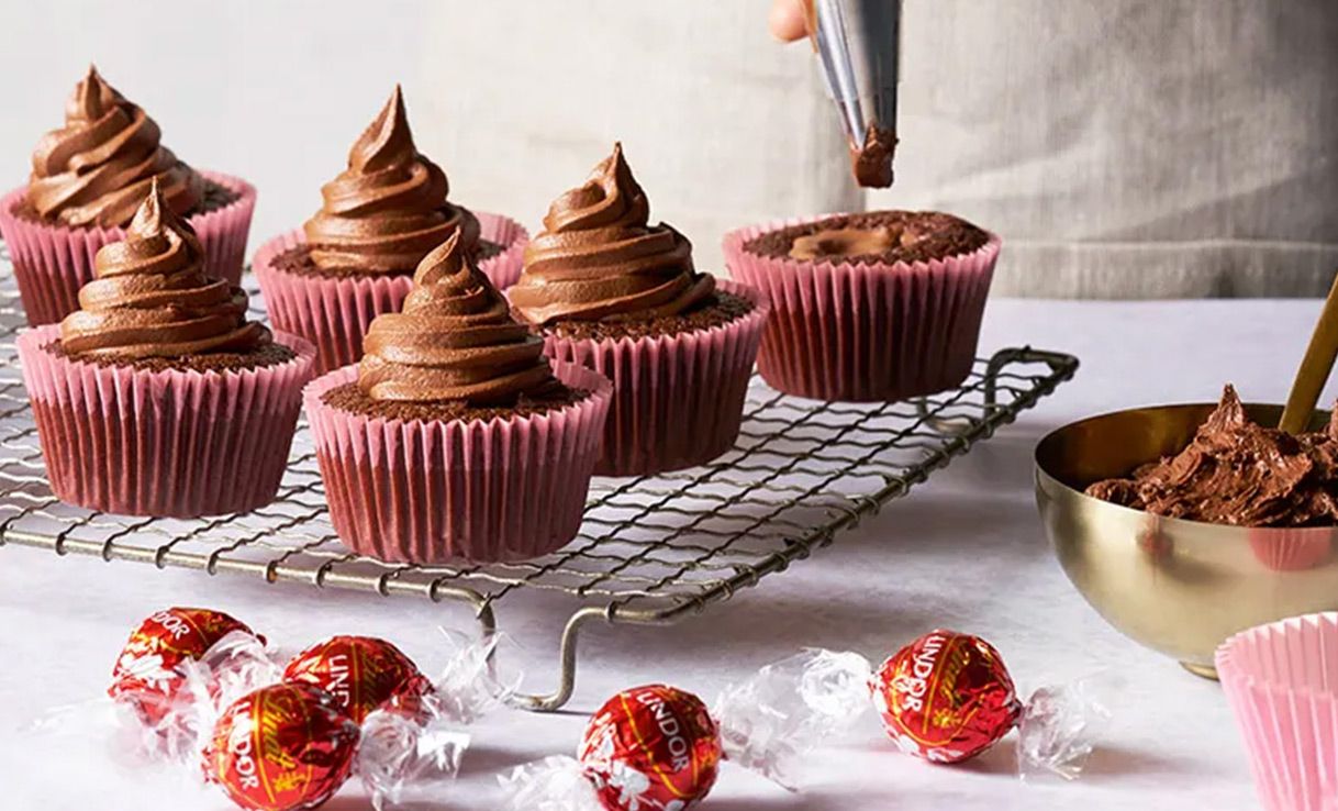 Klassische Cupcakes mit Schokoladen-Tüpfelchen
