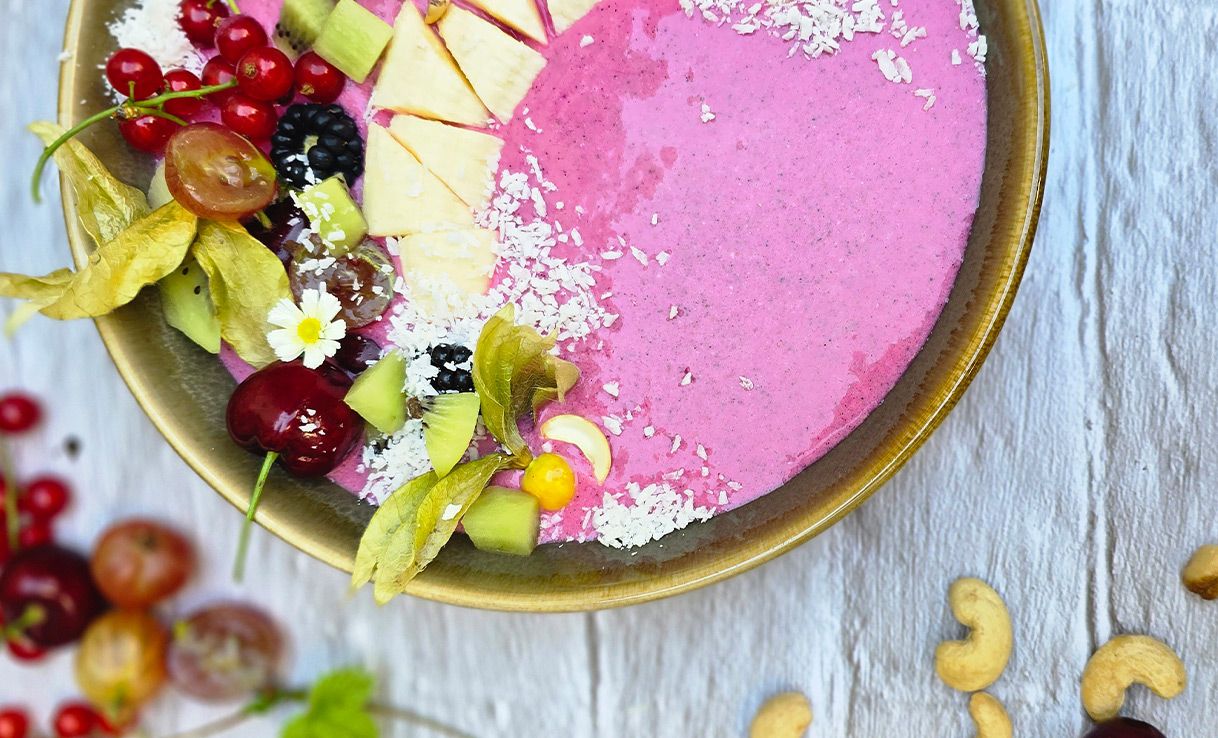 Smoothie Bowl mit Drachenfrucht, Mangos und Cashewkernen