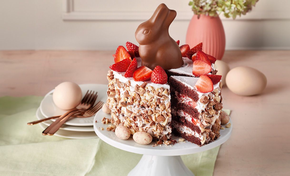 Stracciatella-Torte mit Erdbeeren verziert