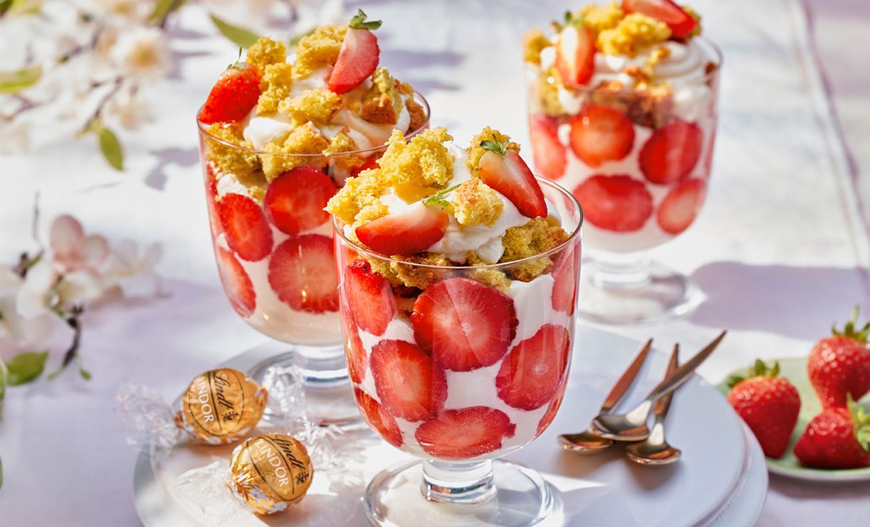 Trifle mit weißer Mousse