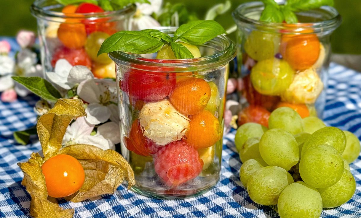 Kugelsalat Im Glas mit Wassermelone, Mozzarella und Tomaten
