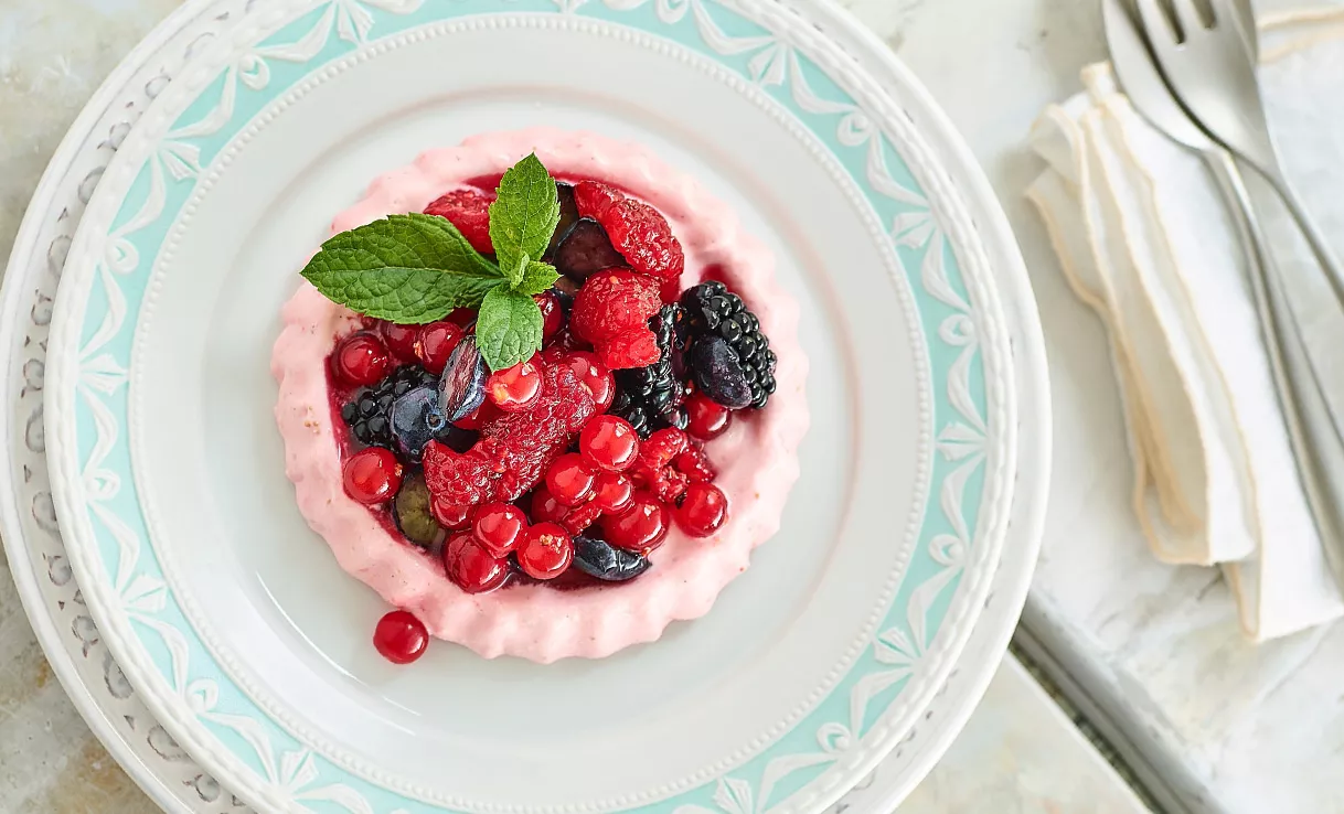 Parfait aus Mascarpone und Erdbeeren an buntem Beerensalat