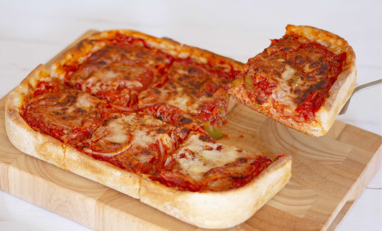 Holzbrettchen mit Deep Dish Pizza