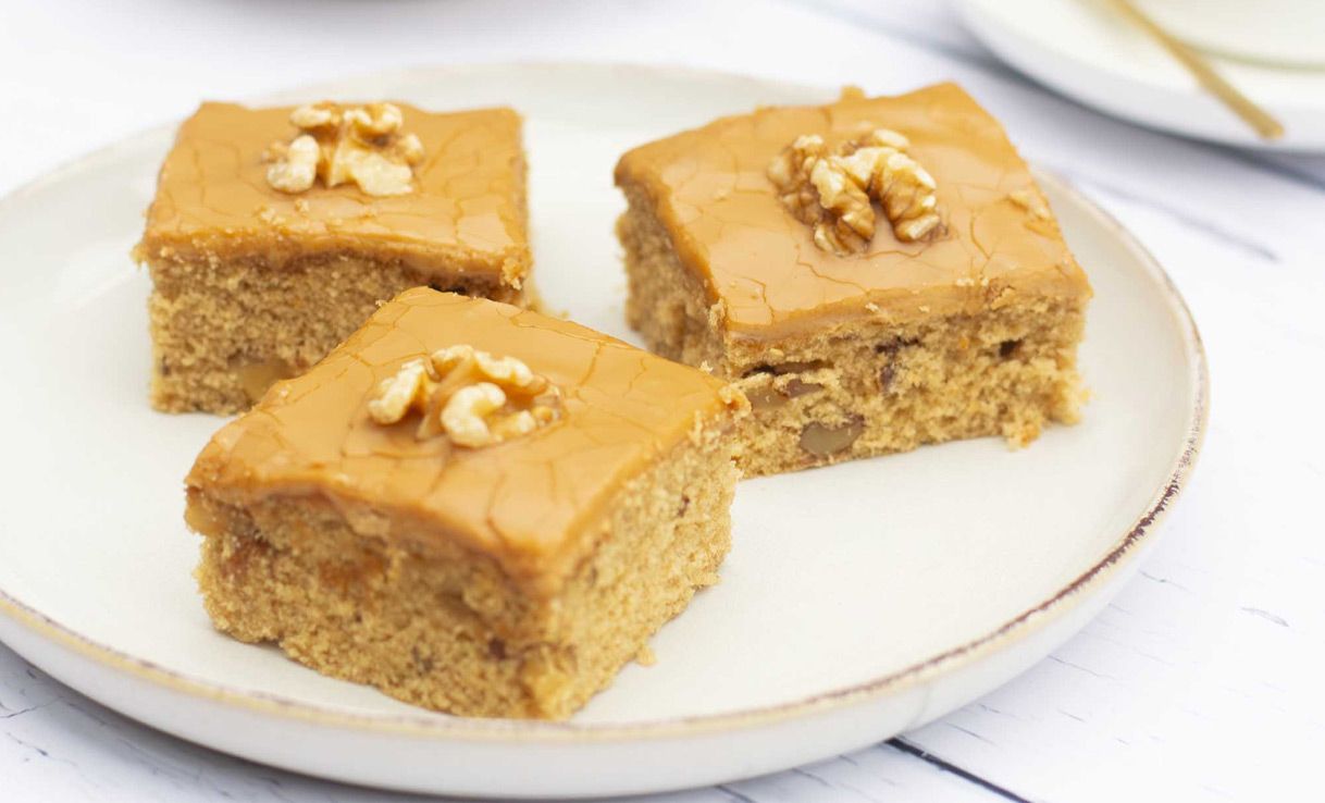 Teller mit 3 Stücken Kaffee-Walnuss-Kuchen