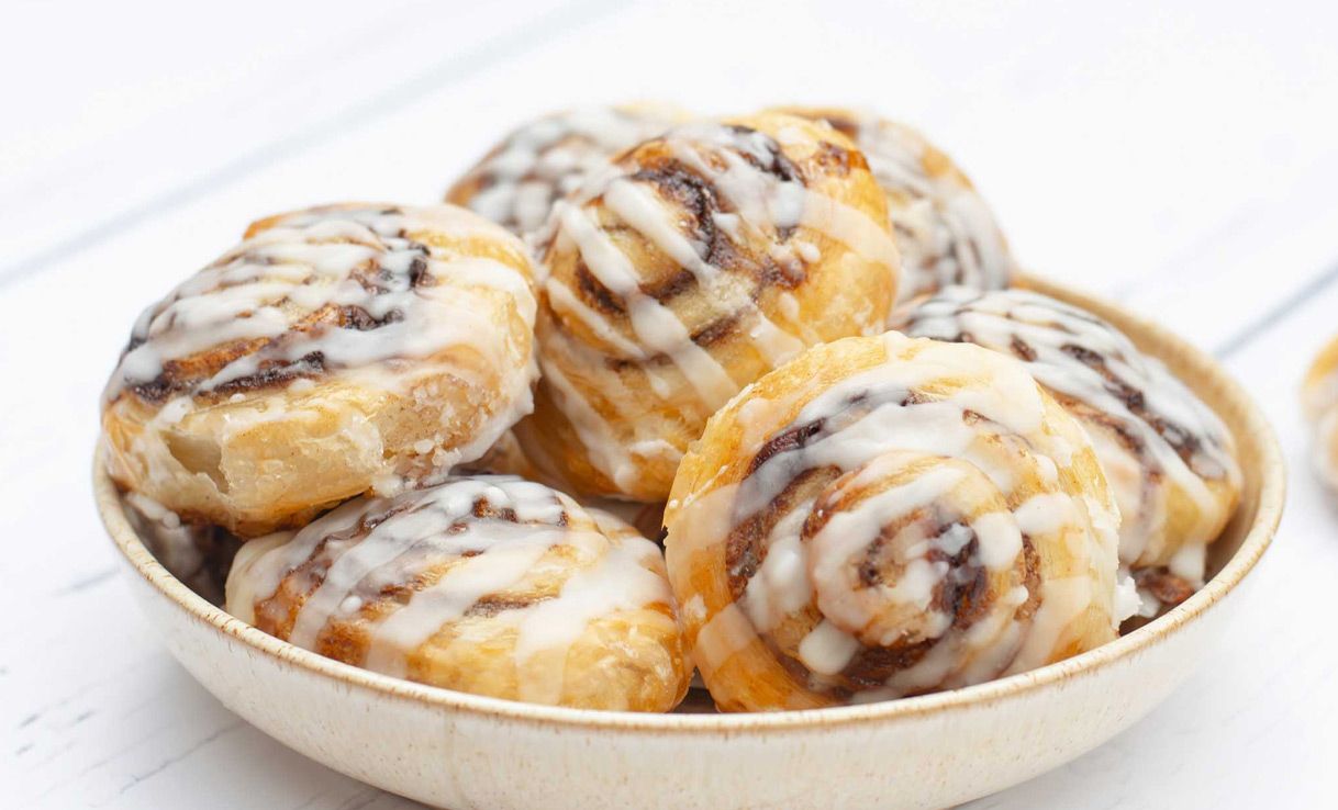 Teller mit mehreren Zimtrollen