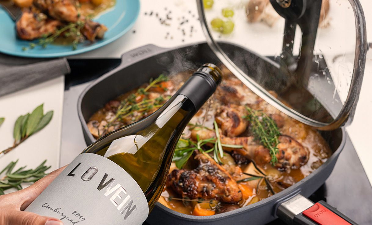 Pfanne mit zubereitetem Coq au Vin