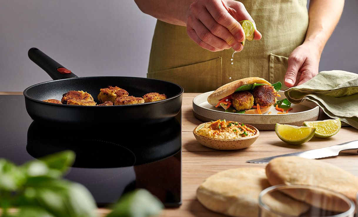 Falafel mit frischem Gemüse und Hummus im Fladenbrot