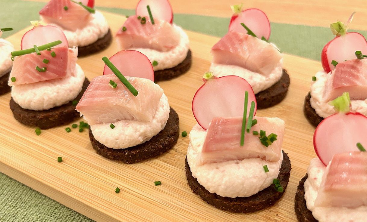 Canapés mit Forelle und Meerrettich