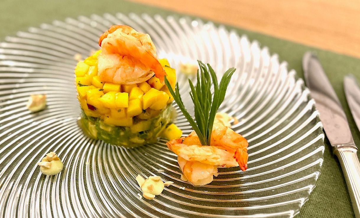 Salat mit Mango, Avocado und Garnelen