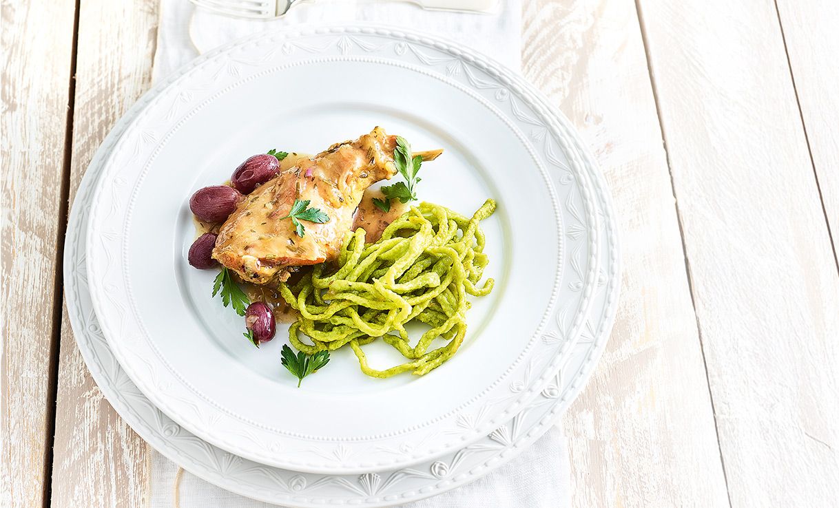 Kaninchenkeule mit Petersilienspätzle auf weißem Teller