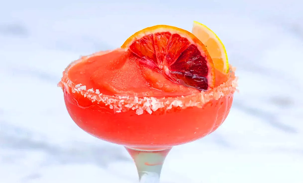 Glas mit Frozen Margarita und Blutorangenscheibe