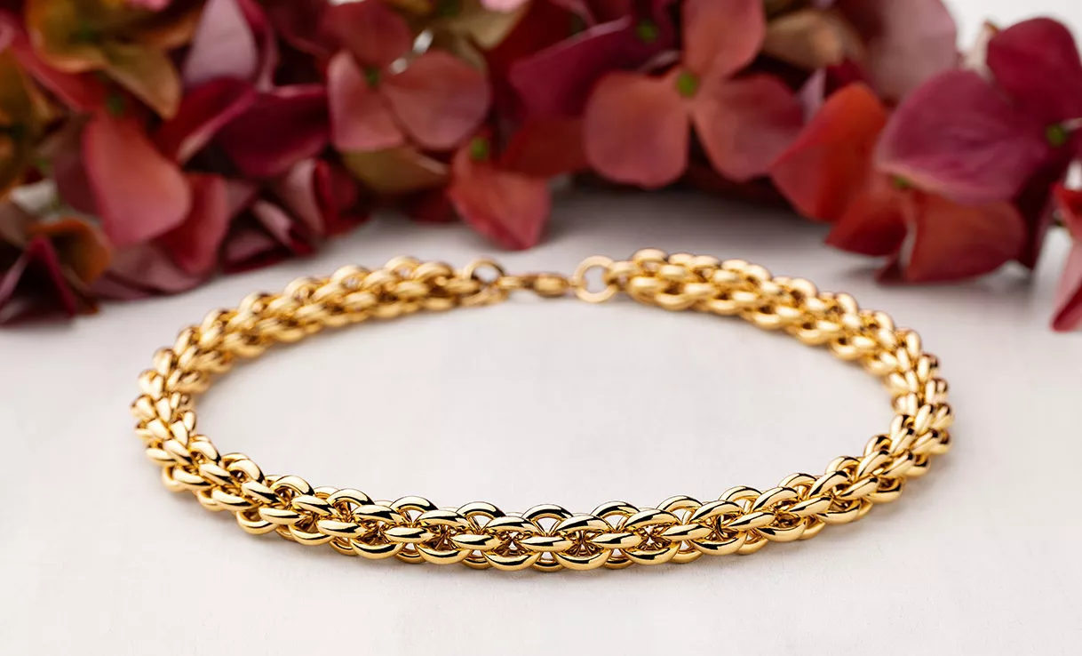 Strahle mit zeitloser Eleganz: Ob als feine Kette, funkelnde Ohrringe oder Statement-Armband - die sanfte Wärme des Goldtons schmeichelt jedem Hauttyp und verlieht jedem Outfit sofort eine edle Ausstrahlung. Glanz, der nie aus der Mode kommt.