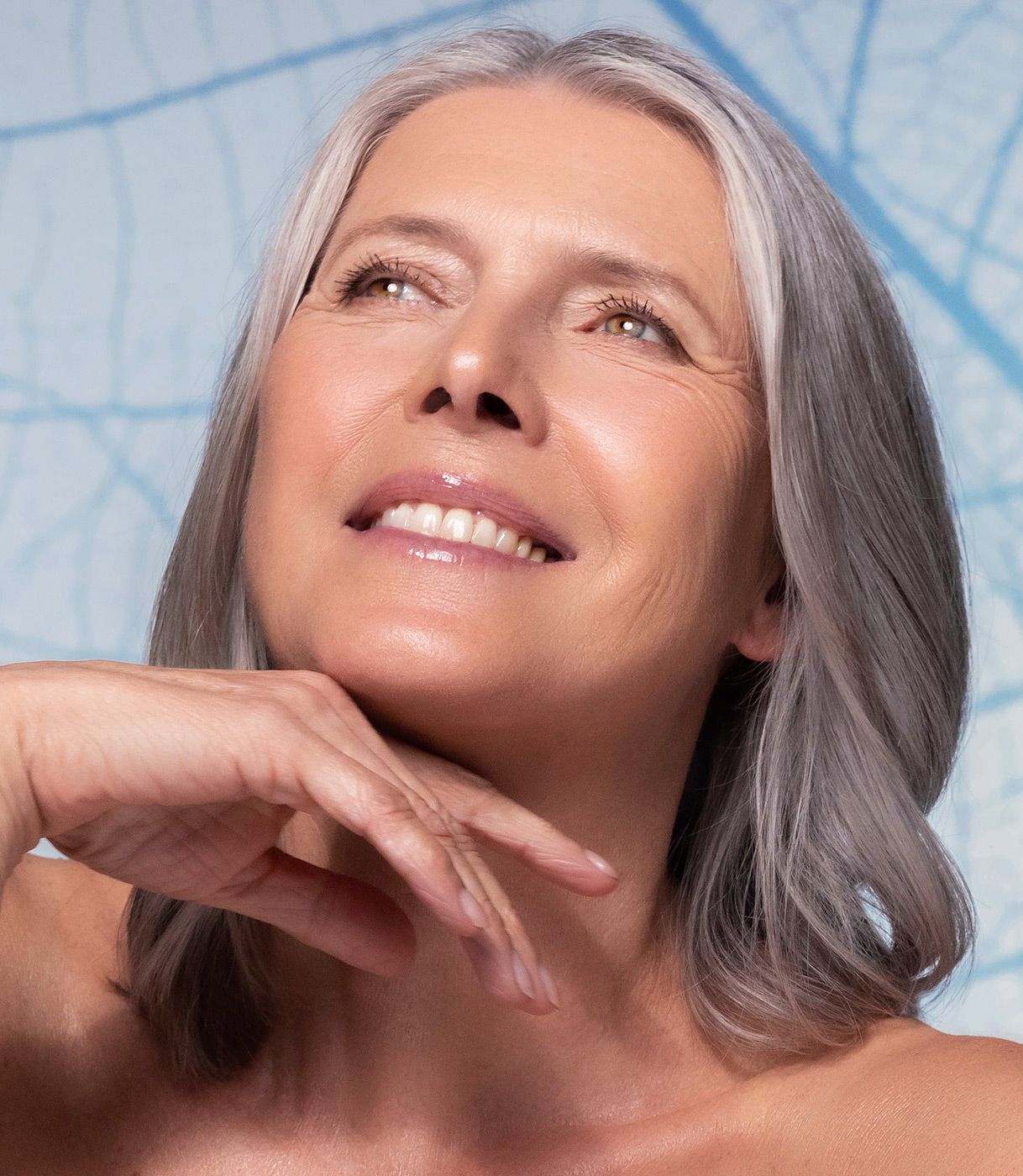 QVC Beauty Days Summer Edition, lächelnde Frau mit grauem Haar