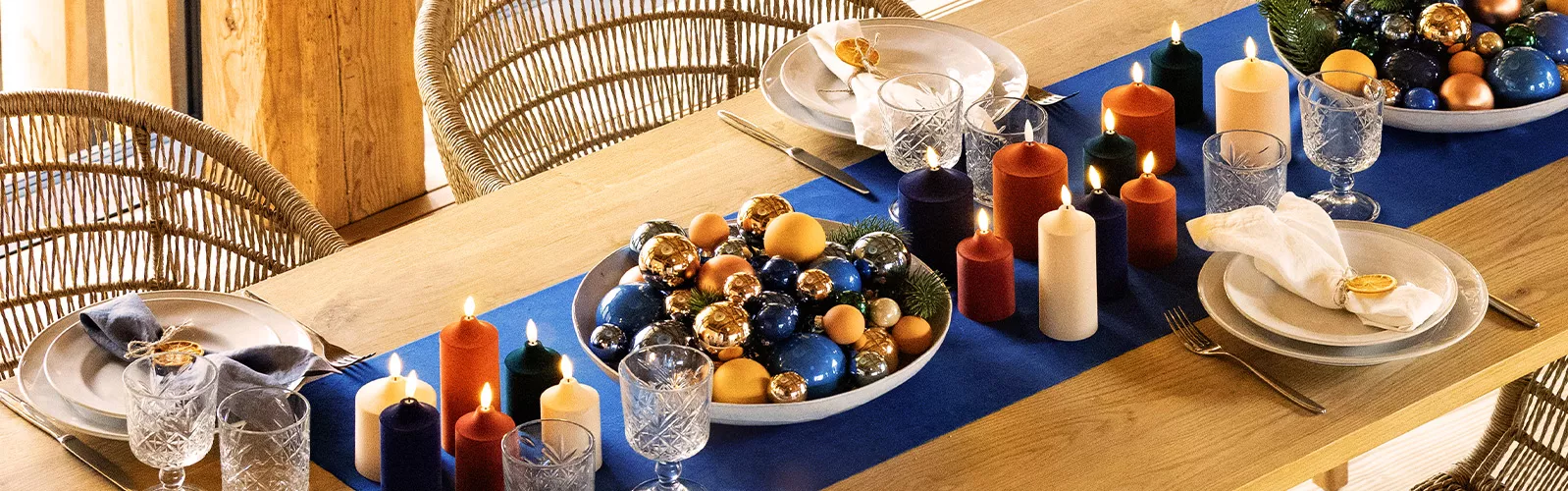 Gedeckter Weihnachtstisch