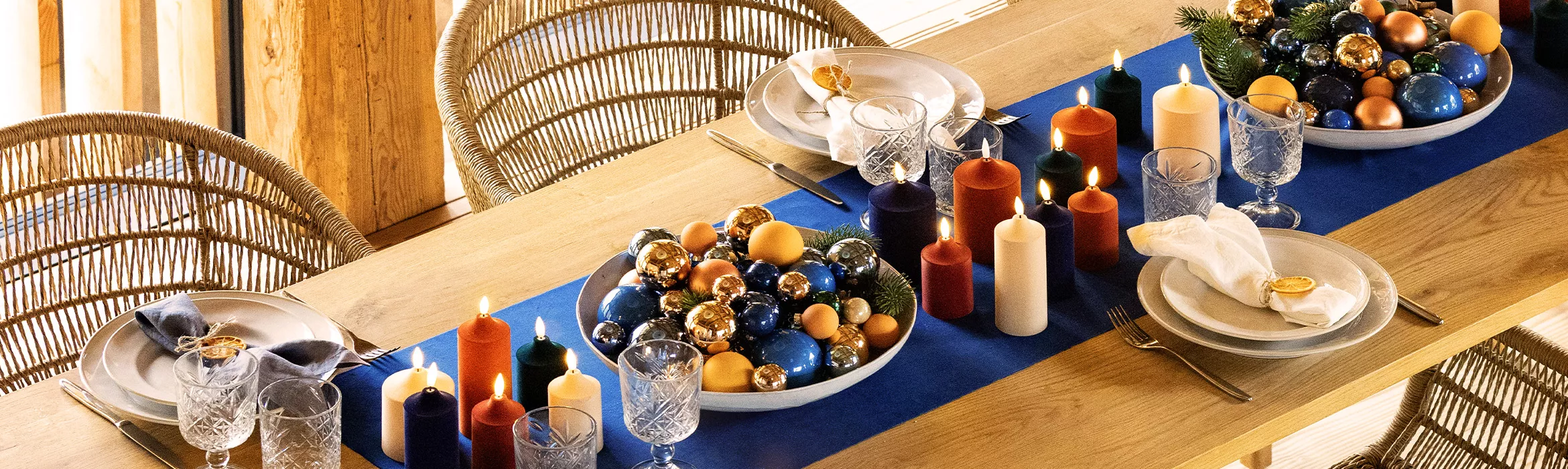 Gedeckter Weihnachtstisch