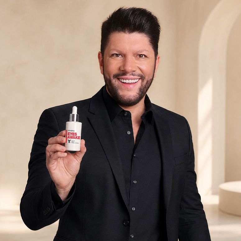 Nick Assfalg hat ein Produkt in der Hand