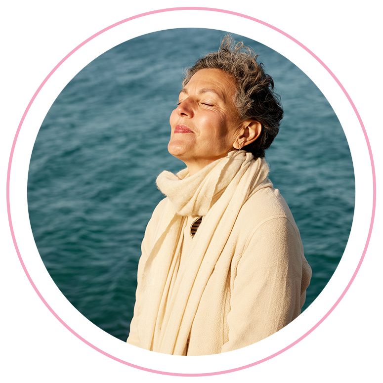 Frau am Meer. Hier klicken für mehr innere Ruhe im Alltag.