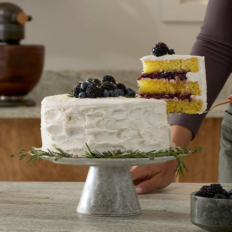 Zitronen-Rosmarin-Schichtkuchen mit Beeren