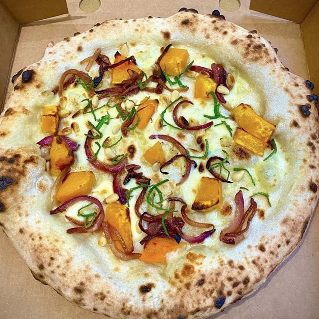 Kürbispizza mit Balsamico, Salbei & Pinienkernen