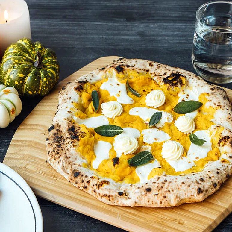 Pizza mit Butternut-Ricotta und frittierten Salbeiblättern