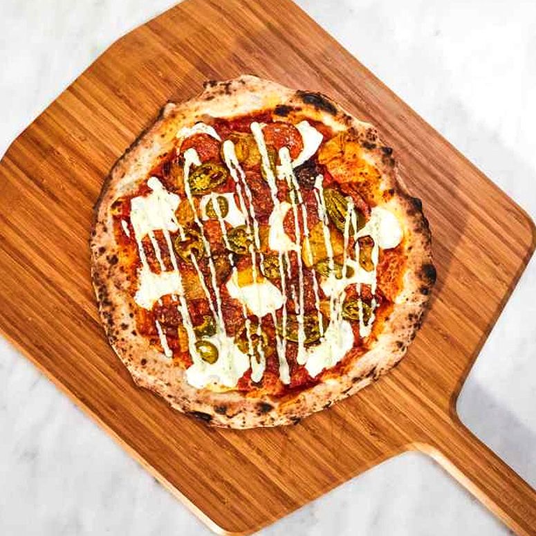 Pizza mit Ananas, Pepperoni & Jalapeño-Chili