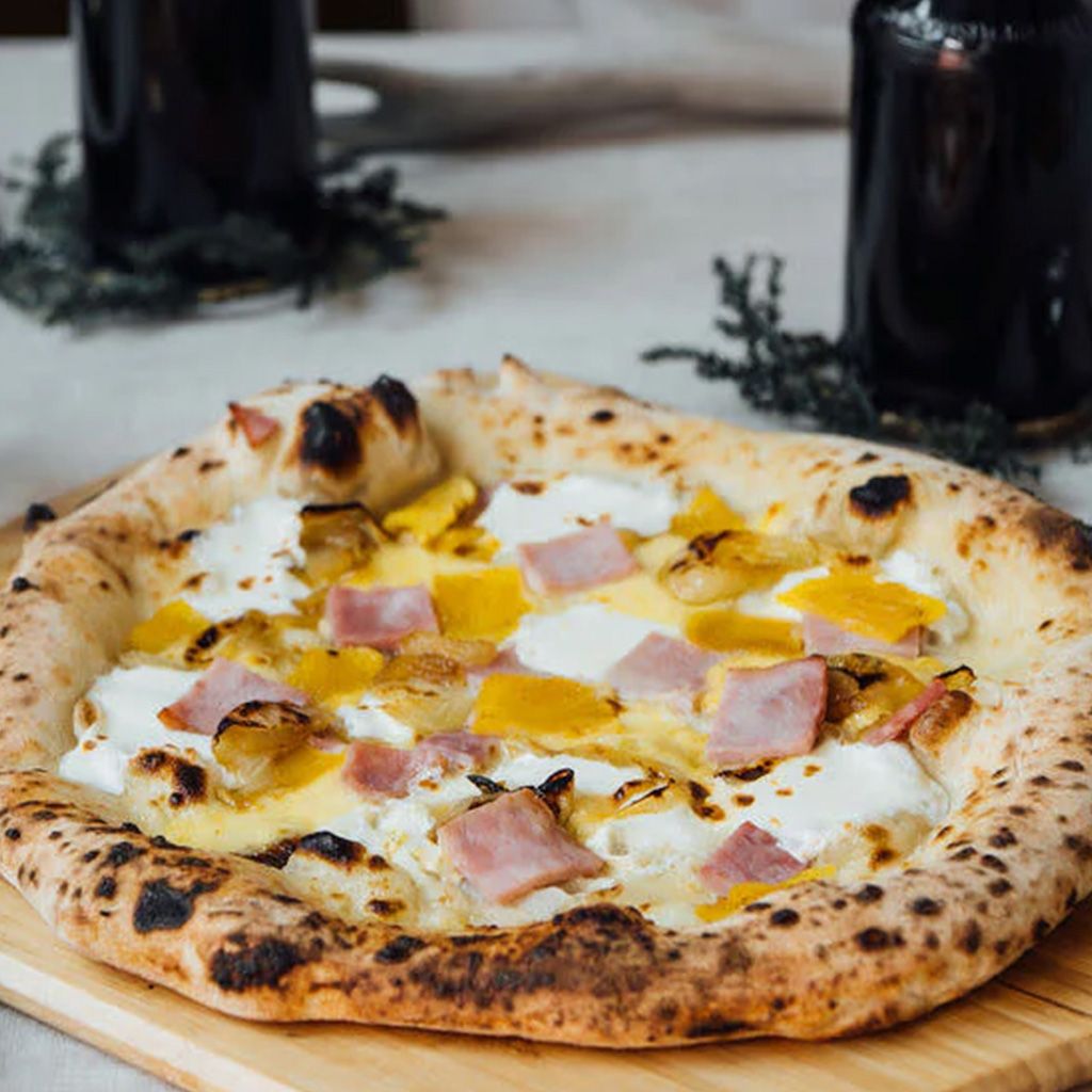 Pizza mit Ananas und glasiertem Schinken