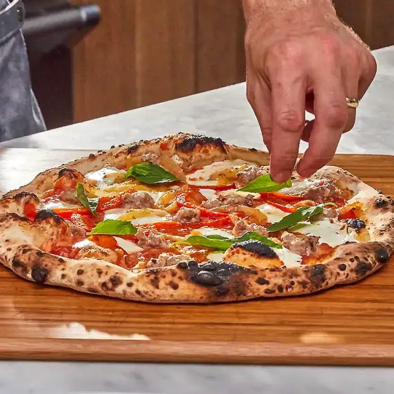 Pizza mit Paprika & italienischer Würzwurst 