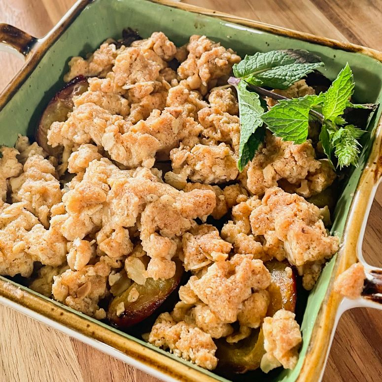 Zwetschgen-Crumble in viereckiger Backschale 