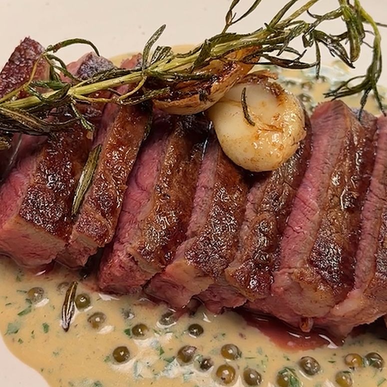Tim Mälzers Entrecote mit Pfefferrahmsoße