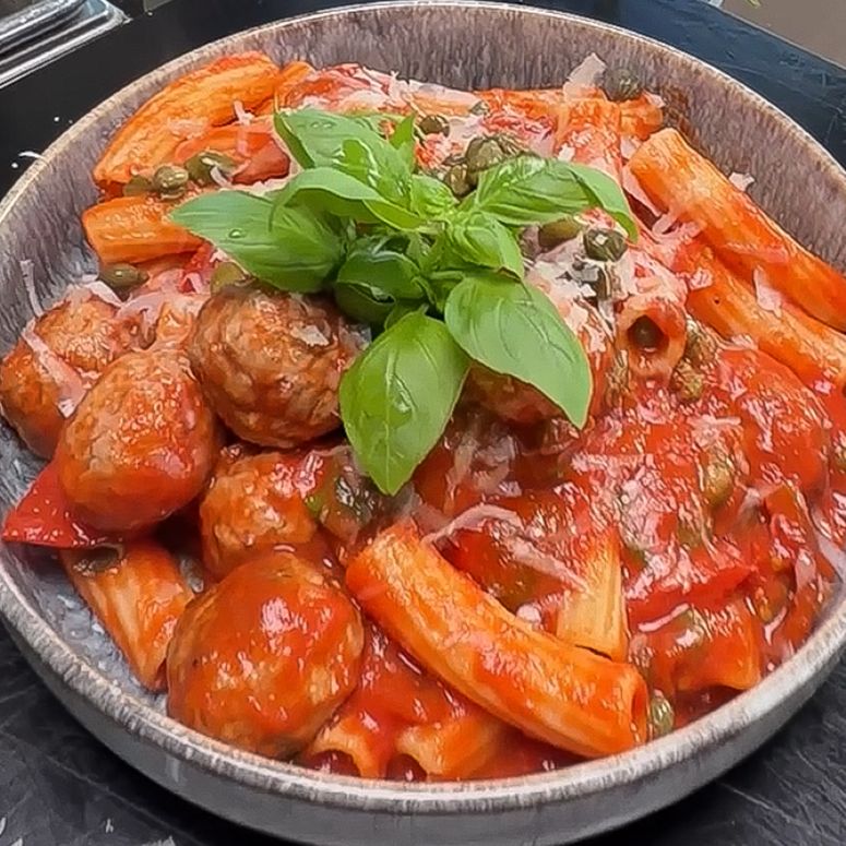 Tim Mälzers Pasta mit Kapern und Meatballs