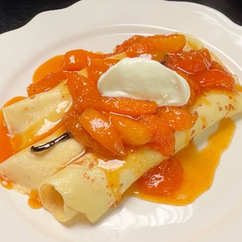 Tim Mälzers Pfannkuchen mit Aprikosenragout
