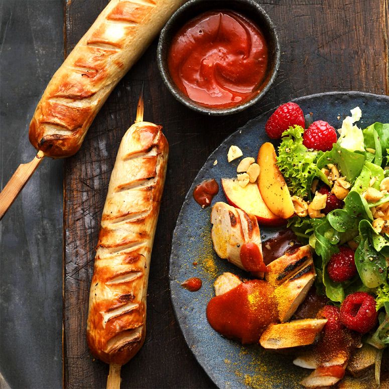 Currywurstspieße mit fruchtigem Salat