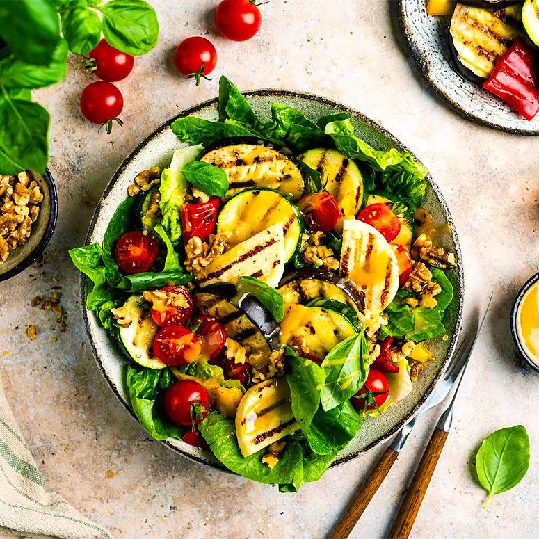 Salat mit Käse und Erdnussdressing