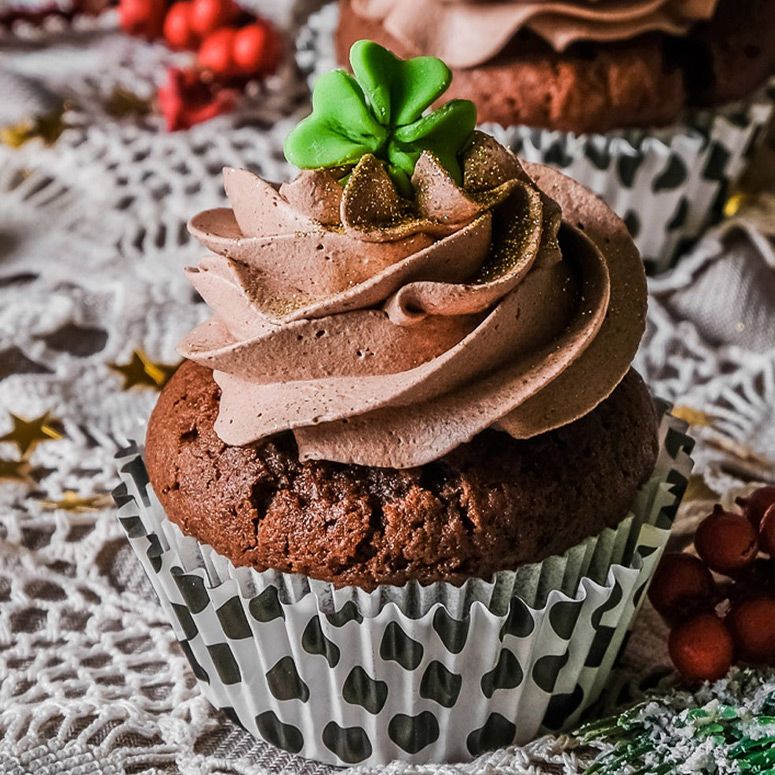 Schokoladen-Lebkuchen-Cupcakes mit Nougatkern
