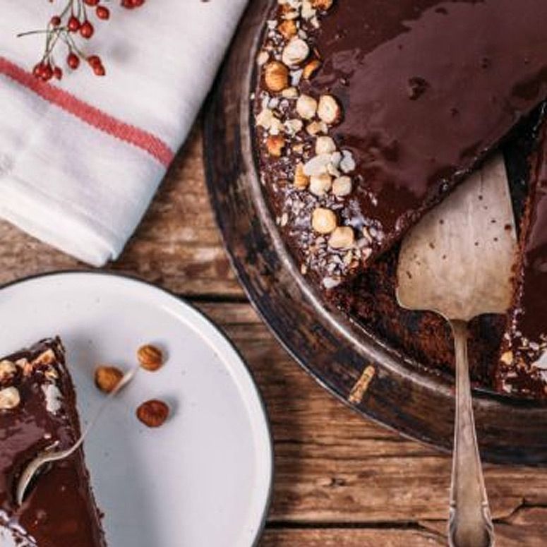 Saftiger Schokoladenkuchen mit cremiger Schokoglasur